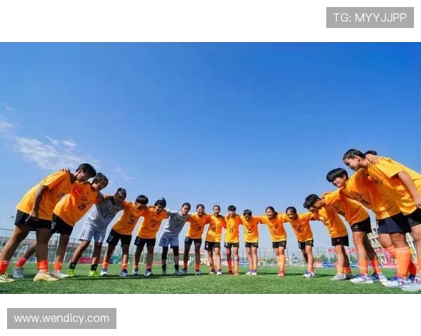 足球明星齐聚综艺节目拍照留念展现多才多艺的另一面